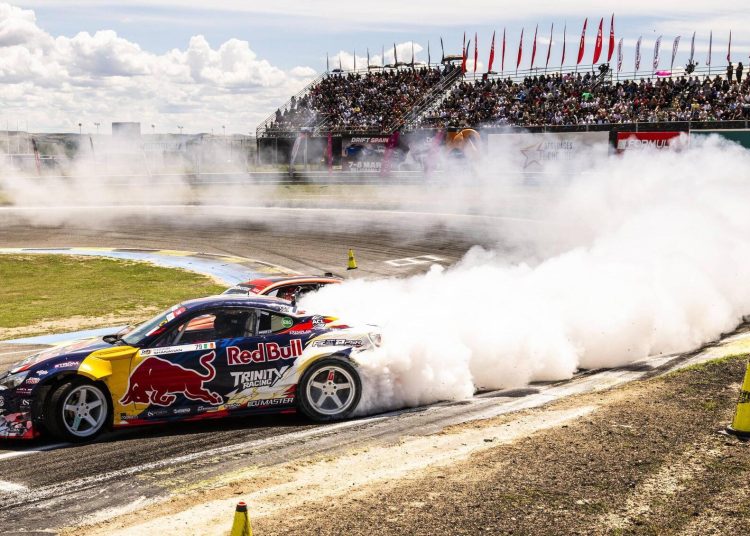 Start automobila od 1000 konjskih snaga preko brda brzinom od 160 km/h, teško je opisati to zujanje Start automobila od 1000 konjskih snaga preko brda brzinom od 160 km/h, teško je opisati to zujanje