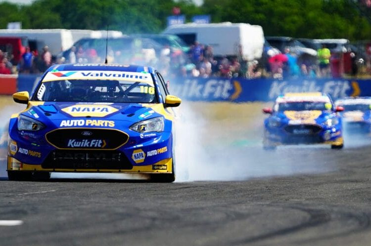 Sutton raste kako BTCC dolazi u Oulton Park