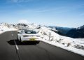 Tri trkaća automobila Bentley Pikes Peak okupljaju se na snježnom alpskom polju