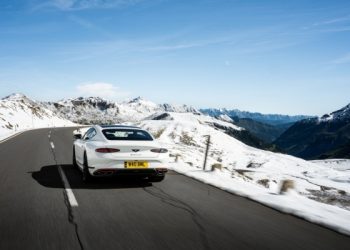 Tri trkaća automobila Bentley Pikes Peak okupljaju se na snježnom alpskom polju