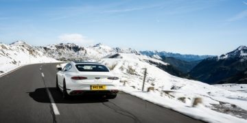 Tri trkaća automobila Bentley Pikes Peak okupljaju se na snježnom alpskom polju