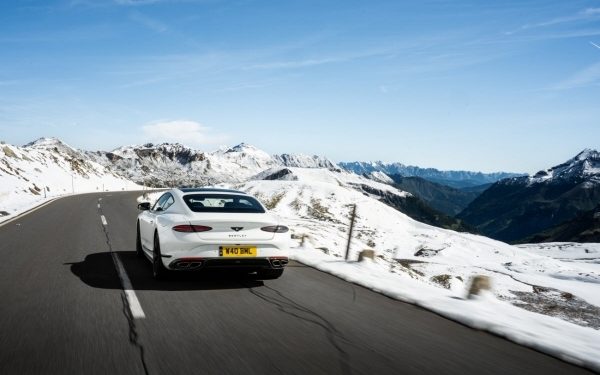 Tri trkaća automobila Bentley Pikes Peak okupljaju se na snježnom alpskom polju