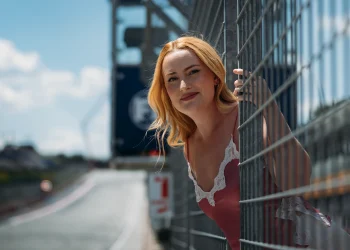 Ekskluzivno: Amelia Dimoldenberg dijeli iskustva o učenju od F1 vozača uz početak 2. sezone Princeze putnika