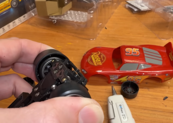 Graditelj pretvara igračku Lightning McQueen u RC automobil koristeći vruće ljepilo i kreativnost