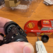 Graditelj pretvara igračku Lightning McQueen u RC automobil koristeći vruće ljepilo i kreativnost Graditelj pretvara igračku Lightning McQueen u RC automobil koristeći vruće ljepilo i kreativnost