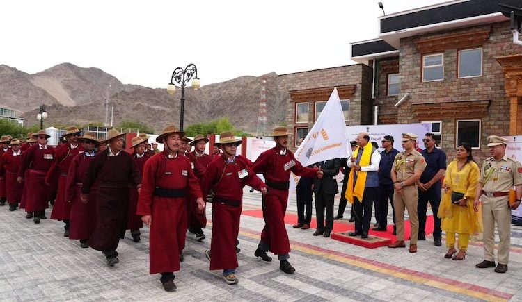 Ladakh raspoređuje 100 bivših vojnika za suzbijanje nezakonite vožnje izvan cesta i kršenja okoliša Ladakh raspoređuje 100 bivših vojnika za suzbijanje nezakonite vožnje izvan cesta i kršenja okoliša