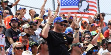 NASCAR-ov povratnički vikend donio je šokantno kimanje vjeri, emocionalnu pobjedu Brextona Buscha i borbene riječi