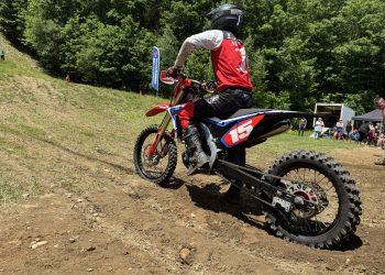 Nakaradni motocikli osvajaju nemoguće uzbrdice – Drag Bike vijesti