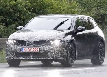 Novi BMW i3 Touring zabilježen u prirodi s robusnim lukovima i prostranim prtljažnikom