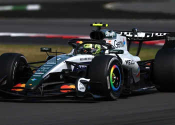 Od kromiranih noughtiesa do kultnih partnera – 10 najboljih retro inspiriranih boja F1 kroz godine