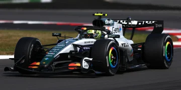Od kromiranih noughtiesa do kultnih partnera – 10 najboljih retro inspiriranih boja F1 kroz godine