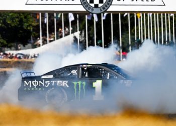 POGLEDAJTE – Član Kuće slavnih NASCAR-a izveo Smoke Show tijekom Goodwood Festivala
