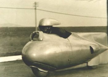 Vespa provela prvo desetljeće natječući se u utrkama, što je dovelo do neobičnih modela i rekordnih vožnji.