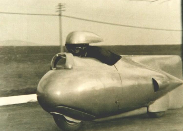 Vespa provela prvo desetljeće natječući se u utrkama, što je dovelo do neobičnih modela i rekordnih vožnji.