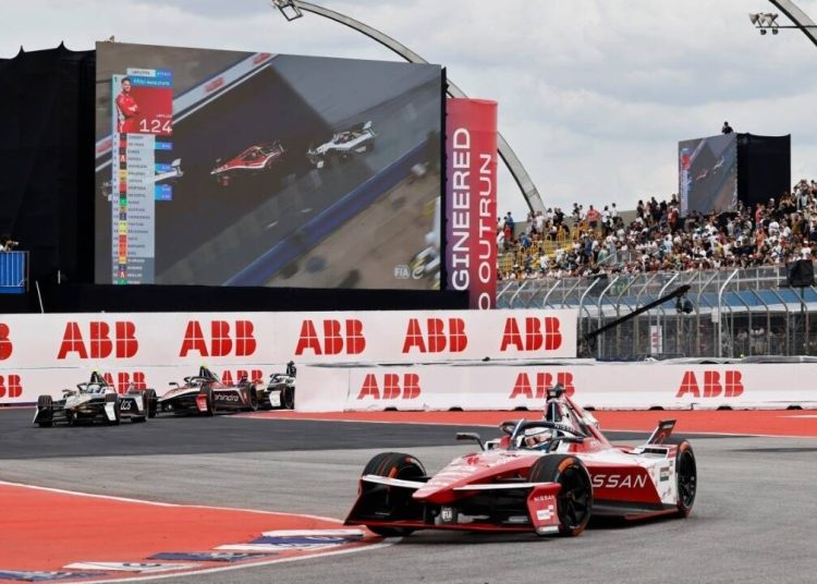 Zašto se automobili Formule E pune za nekoliko sekundi dok je za cestovna električna vozila potrebno nekoliko minuta, objašnjava Jeremiah Burton Zašto se automobili Formule E pune za nekoliko sekundi dok je za cestovna električna vozila potrebno nekoliko minuta, objašnjava Jeremiah Burton
