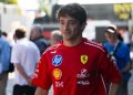 Ferrari predstavlja ekskluzivno crno trkaće odijelo za Charlesa Leclerca na F1 VN Singapura