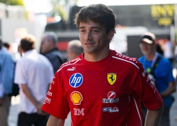 Ferrari predstavlja ekskluzivno crno trkaće odijelo za Charlesa Leclerca na F1 VN Singapura