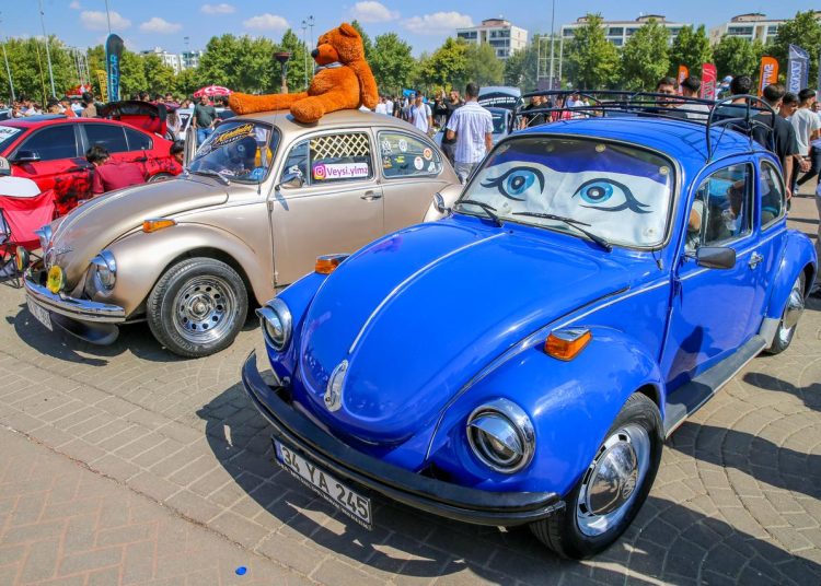 Ljubitelji tuning automobila se okupljaju na festivalu u Diyarbakiru Ljubitelji tuning automobila se okupljaju na festivalu u Diyarbakiru