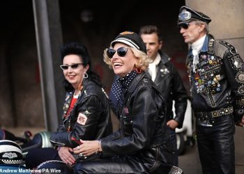 Va-va-vroom! Vintage entuzijasti u fantastičnim krznima, haljinama s točkicama i kožnim jaknama vraćaju modu unazad na dan moto utrka na Goodwood Revival