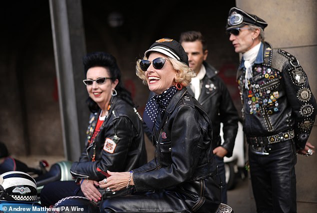 Va-va-vroom! Vintage entuzijasti u fantastičnim krznima, haljinama s točkicama i kožnim jaknama vraćaju modu unazad na dan moto utrka na Goodwood Revival Va-va-vroom! Vintage entuzijasti u fantastičnim krznima, haljinama s točkicama i kožnim jaknama vraćaju modu unazad na dan moto utrka na Goodwood Revival