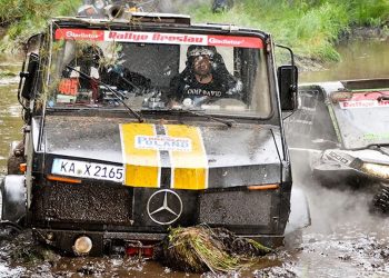 Dirt Flying akcija na 4 uglavnom nepoznate terenske utrke Dirt Flying akcija na 4 uglavnom nepoznate terenske utrke