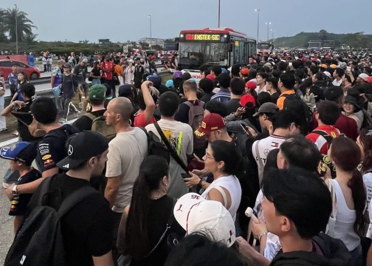 F1 obožavatelji ogorčeni zbog dugih redova i kašnjenja prijevoza F1 obožavatelji ogorčeni zbog dugih redova i kašnjenja prijevoza