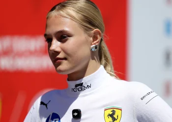 Ferrarijeva Alba Larsen se vraća za kampanju F1 ACADEMY 2027. Ferrarijeva Alba Larsen se vraća za kampanju F1 ACADEMY 2027.