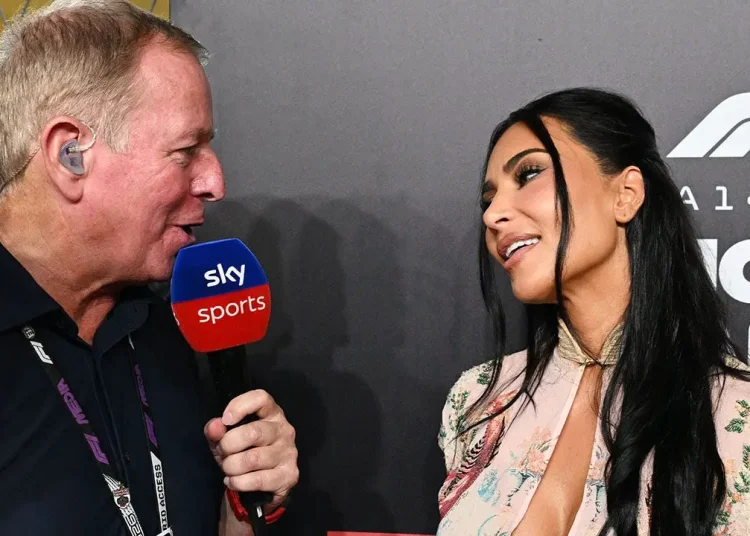 Kim Kardashian konačno intervjuira Martina Brundlea za Formulu 1 nakon što ga je omalovažila na Velikoj nagradi Monaka Kim Kardashian konačno intervjuira Martina Brundlea za Formulu 1 nakon što ga je omalovažila na Velikoj nagradi Monaka