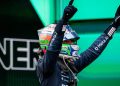 Kimi Antonelli jednom rukom drži trofej F1 Kimi Antonelli jednom rukom drži trofej F1