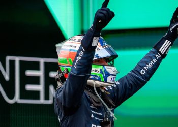 Kimi Antonelli jednom rukom drži trofej F1