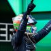 Kimi Antonelli jednom rukom drži trofej F1
