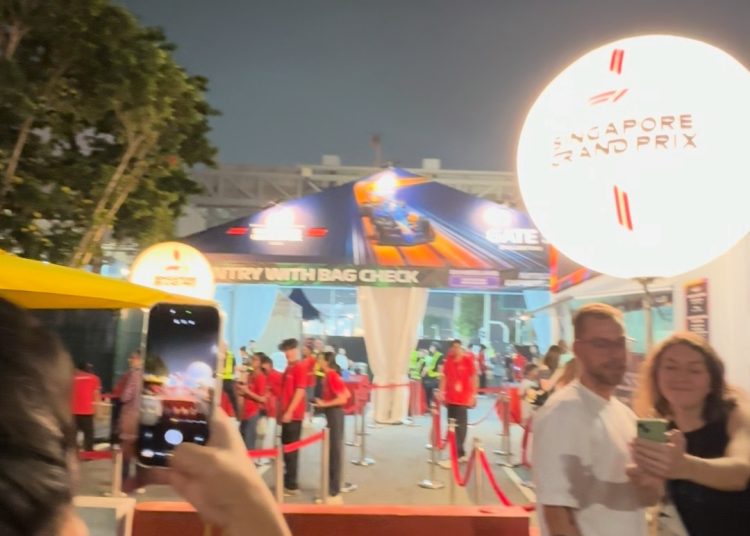 POGLEDAJTE: Obožavatelji Formule 1 (F1) počeli su se okupljati oko područja Marina Bay u Singapuru u petak, 9. listopada, dok su ulice ispunjavali zvukovi trkaćih motora. | putem Clay Pardilla – Facebook