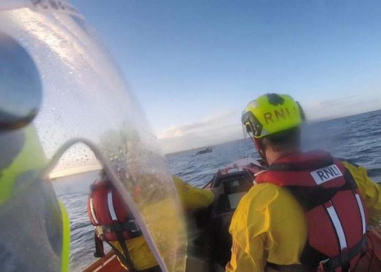 Pet osoba spašeno nakon što je automobil skliznuo s Holy Island Causewaya