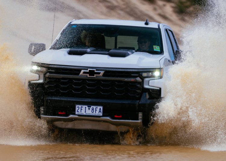 Preskačemo pješčane dine i pritiskamo Chevy Silverado ZR2 do njegovih granica Preskačemo pješčane dine i pritiskamo Chevy Silverado ZR2 do njegovih granica