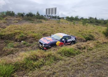 Red Bull Supercars tim u sudaru promotivnog automobila na Gold Coastu
