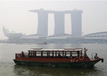 Utrka F1 u Singapuru održava se unatoč izmaglici i visokim temperaturama
