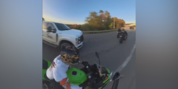 Vozač kamiona zabilježen u viralnom videu kako nastoji izgurati motocikliste s ceste u Pittsburghu